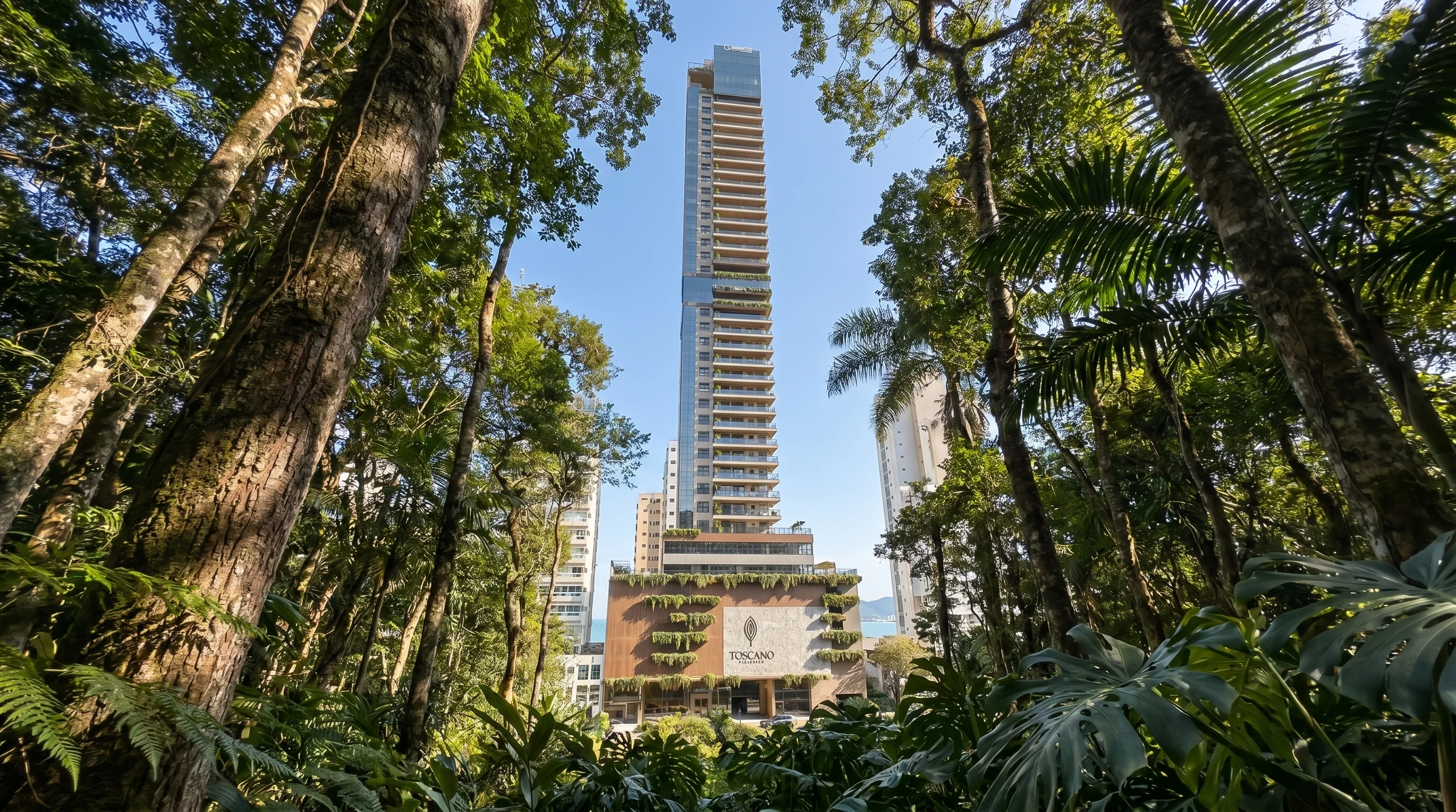 A torre emergindo do bosque preservado