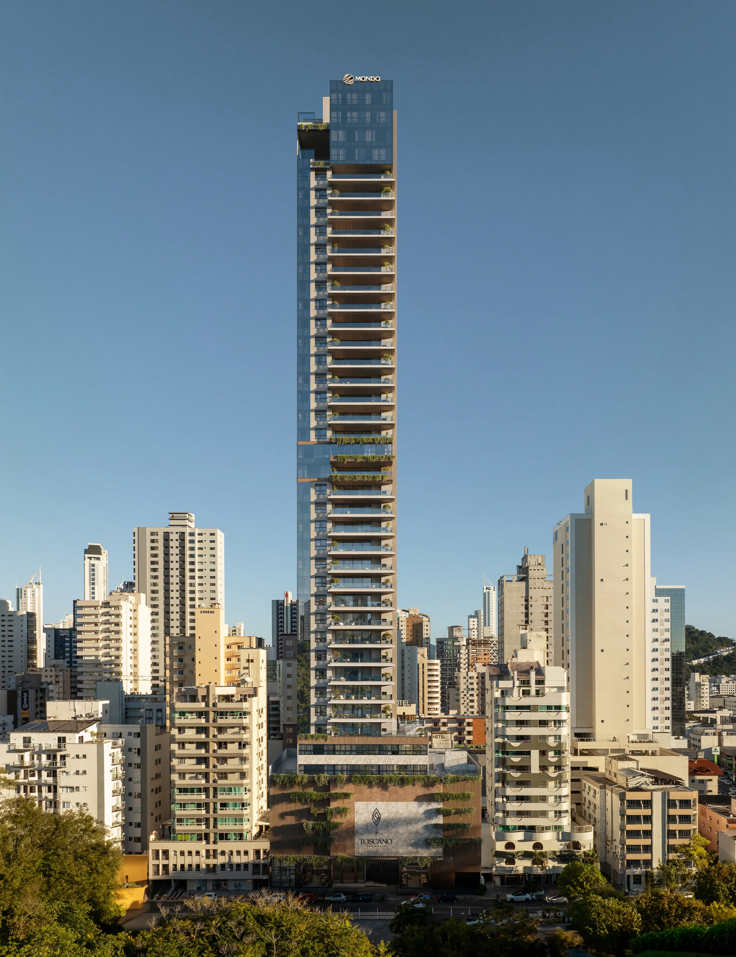 Torre do Toscano Residenze vista de frente, destacando-se entre os edifícios do centro de Balneário Camboriú
